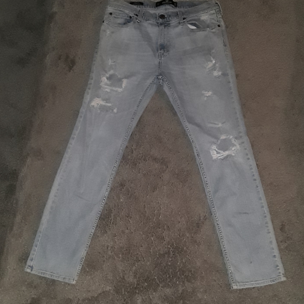 RIPPED JEANS